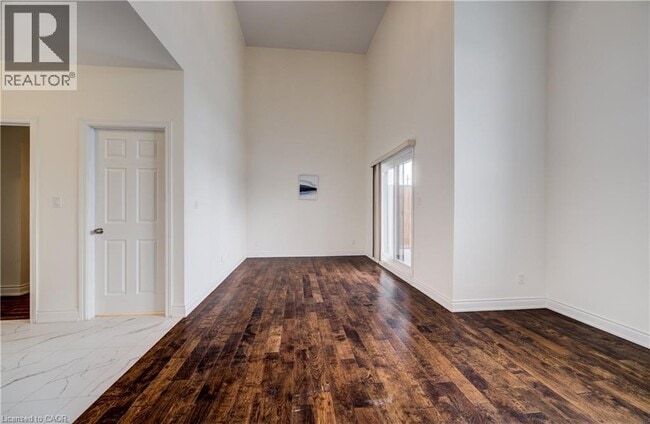 Photo - 255 Woolwich St