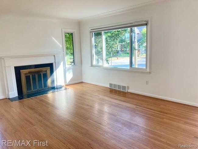 Photo - 421 E Farnum Ave