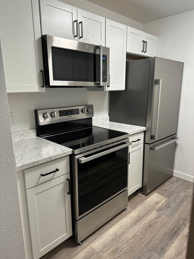 Building Photo - Newly Remodeled, 1 Bed/1 Bath Garage/Washer/Dryer