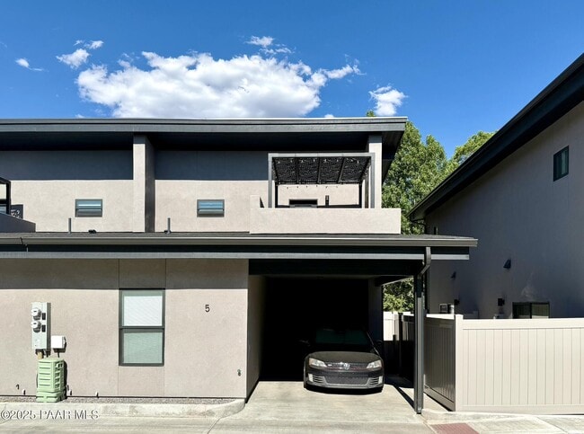 Building Photo - 720 N Walnut St Unit 05