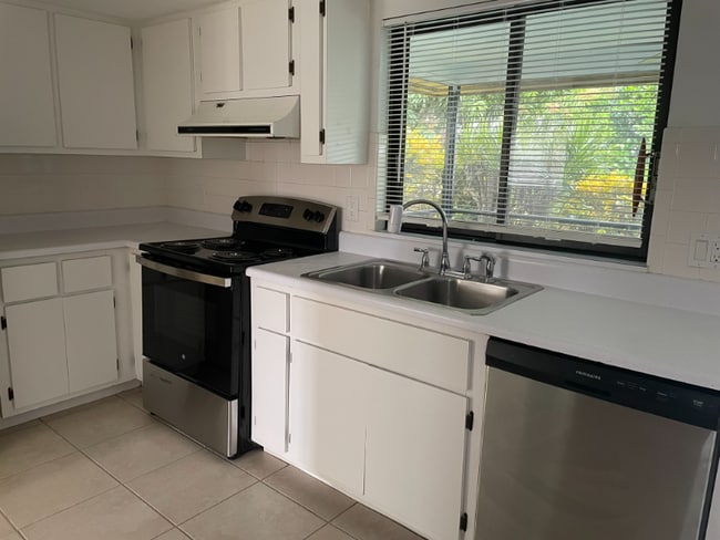 Photo - 10022-10028 8th St N