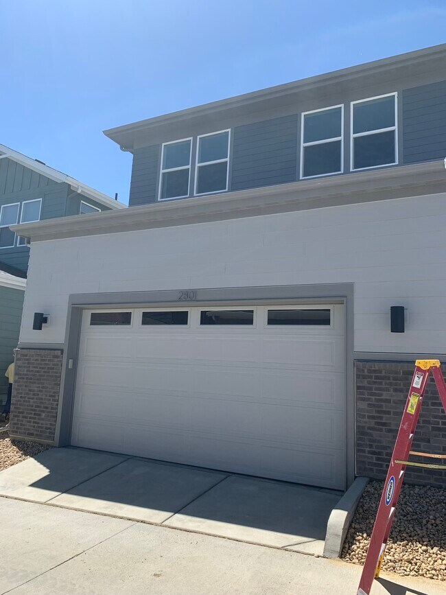 Ally Garage - 2801 E 102nd Plz