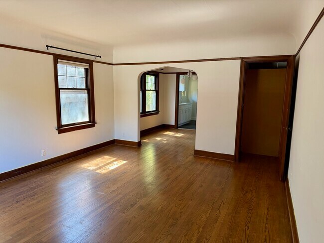 Photo - 937 10th Ave E