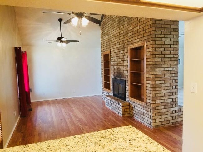 Photo - 312 Rosanne St