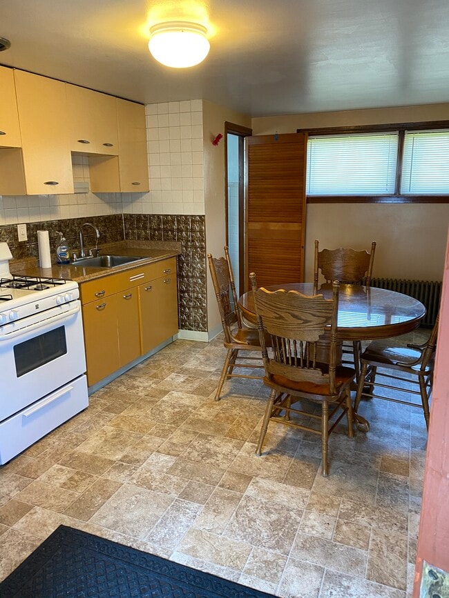 Building Photo - 109 Plymouth Ave Unit 2 Rental