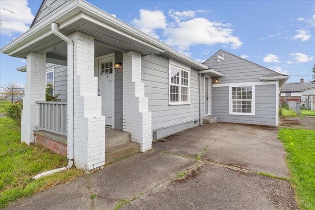 704 SW 16th Ave