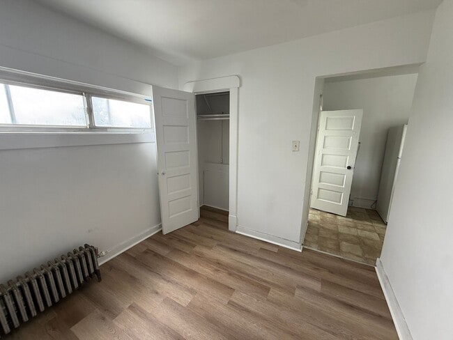 Building Photo - 1 bedroom, 1 bathroom Apartment! JULY 2026! Unit Apt #11