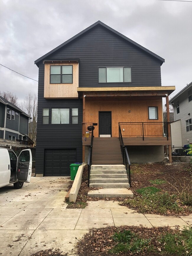 Building Photo - 4022 NE Mallory Ave Rental