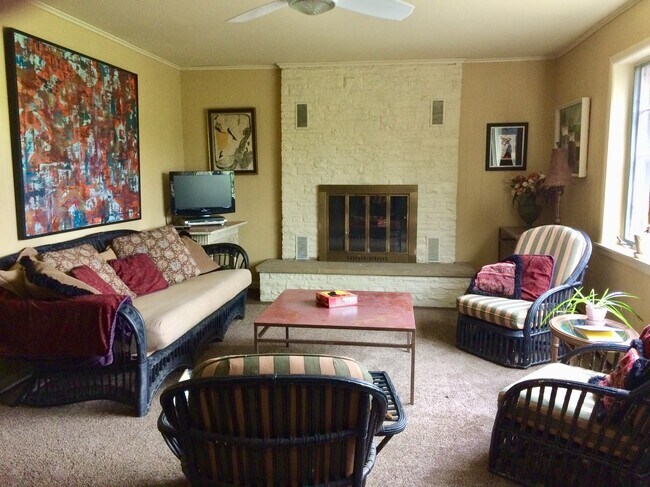 Living room - 5309 N River Rd Unidad Lower level