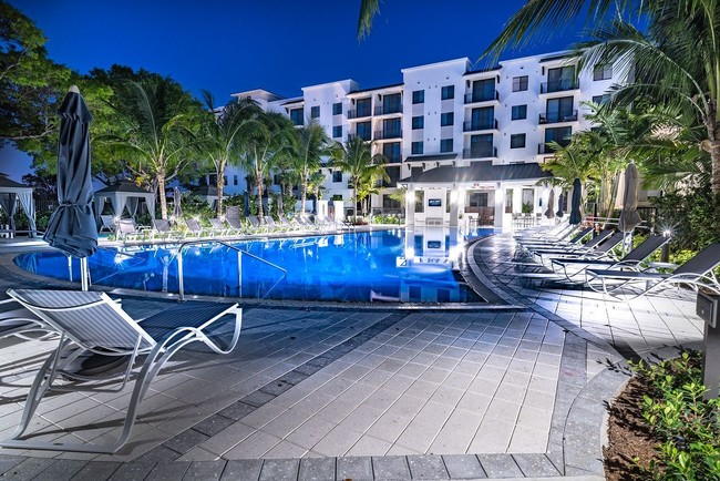 Resort Style Swimming Pool - Palmetto Station Apartments