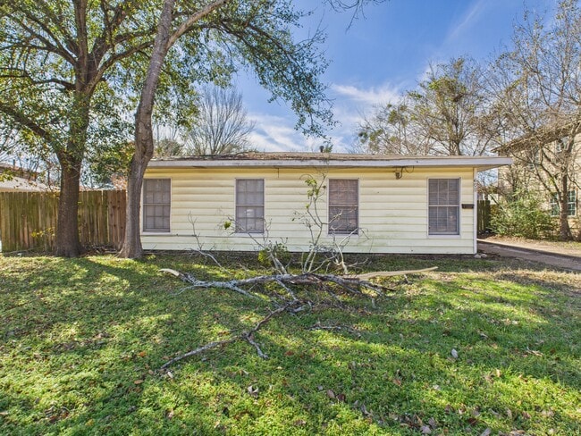 Photo - 608 Highlands St