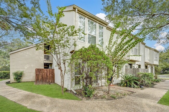 Photo - 2100 Tanglewilde St