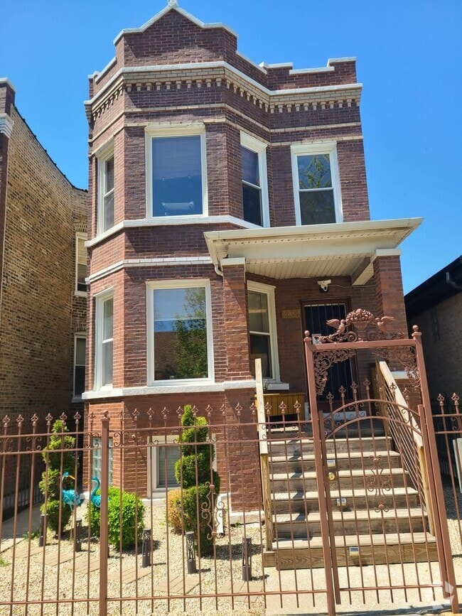 Building Photo - Humboldt Park Apartment Unit 1438-2
