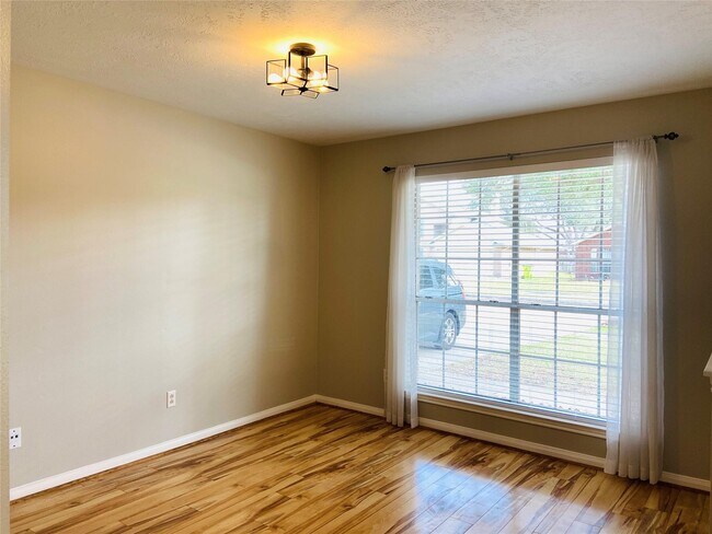 Photo - 1404 Helmsley Dr