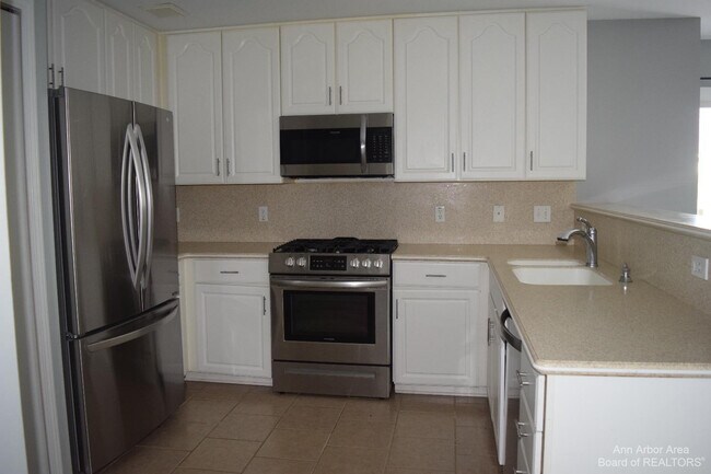 Photo - 8549 Hawthorn Hill