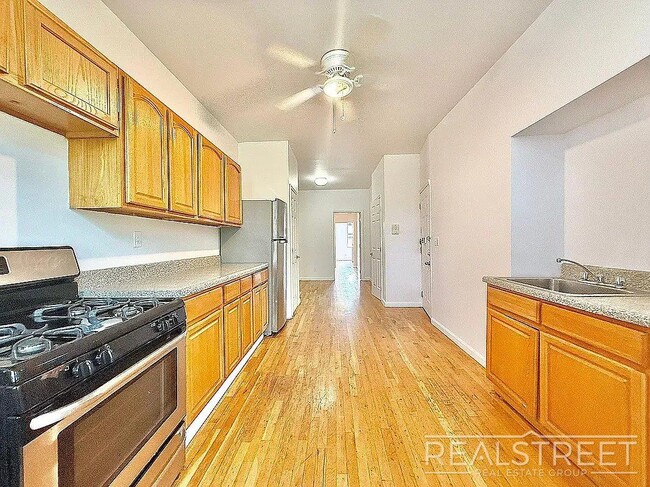 Building Photo - Metropolitan Avenue