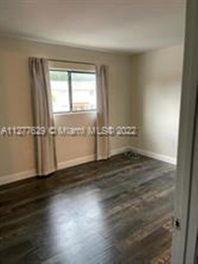 Photo - 320 Palm Cir E