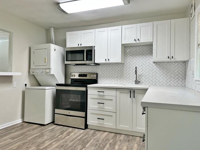 Photo - 852 W 48th St