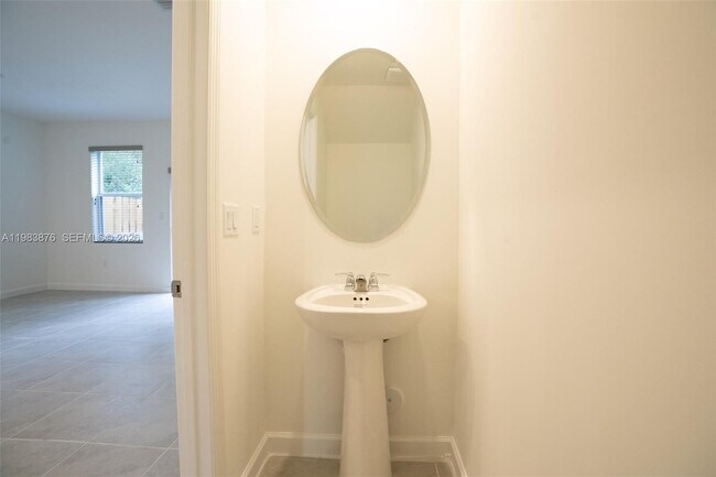 Photo - 204 SE 10th St