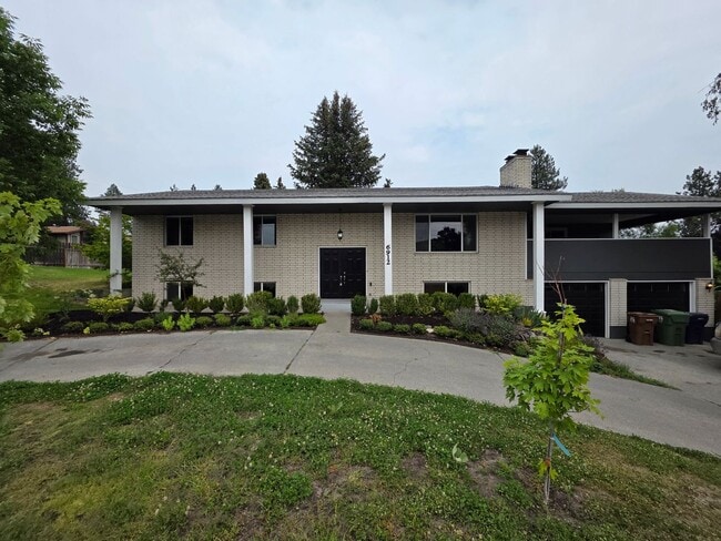 Building Photo - Beautiful Home in 5 Mile