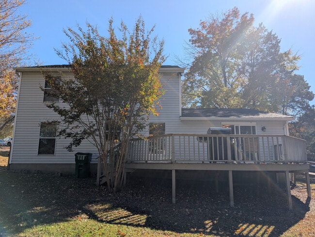 Room in Single Family Home on Flint Glenn Ln