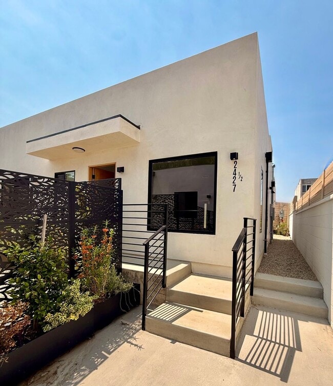 Building Photo - 2427 Shoredale Ave Unit 2427 1/2 Shoredale Ave Rental