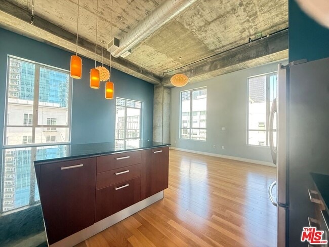 Building Photo - 645 W 9th St Unit 731