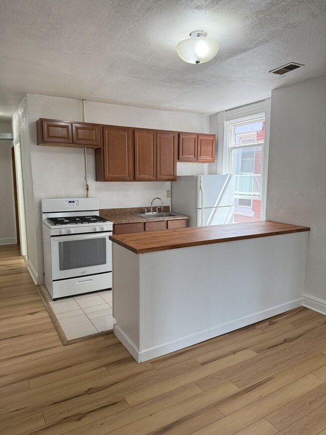 Building Photo - 3614 Dawson St Unit 3614 Dawson 3rd floor three