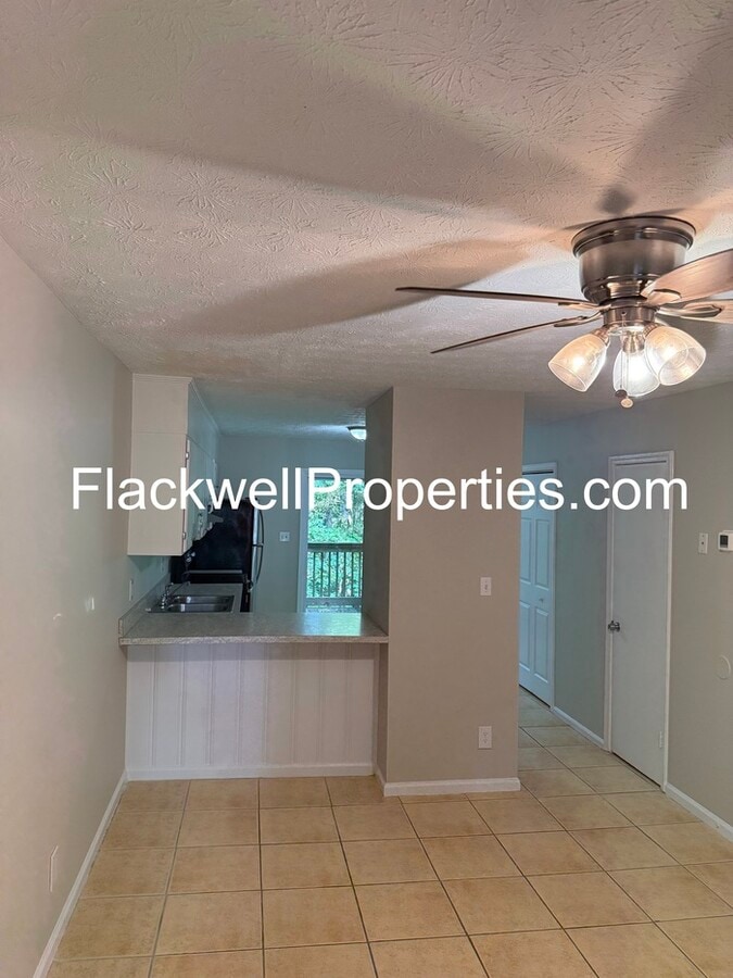 Clean and well maintained Townhome convenient to everything. - Clean and well maintained Townhome convenient to everything.