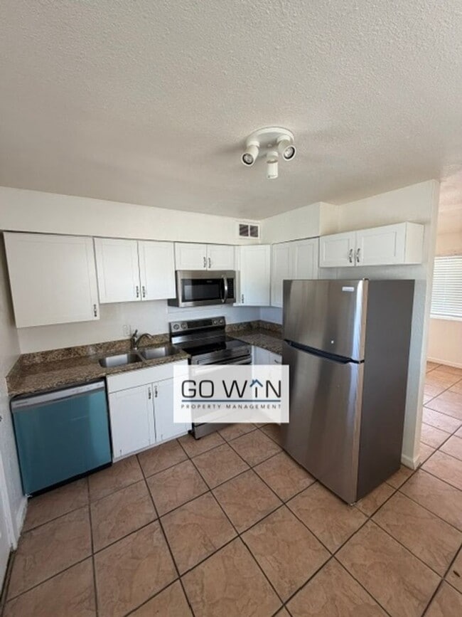 Building Photo - 1021 N 28th St Unit 3