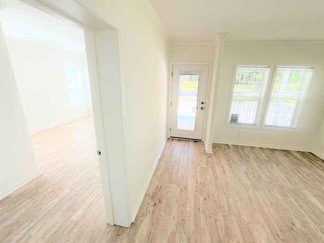 Photo - 5610 Woodford St