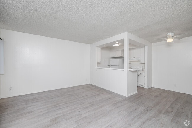 1BR, 1BA - 650SF - Living Room - 401 S Ardmore Ave