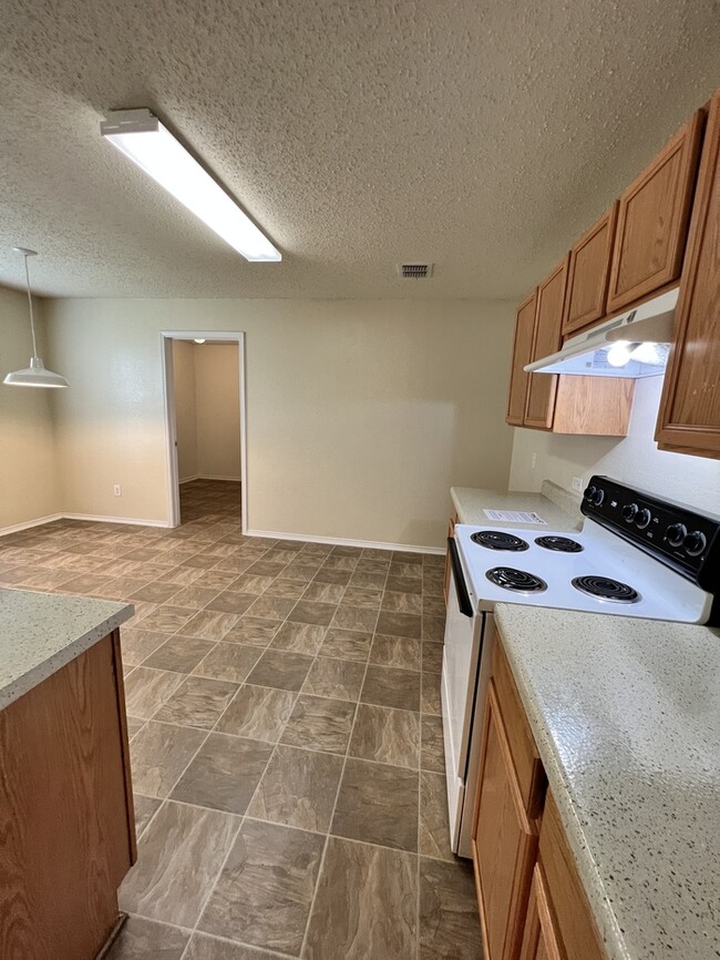 Photo - Very Spacious 4/2.5 in Parkview Hills & Ea...