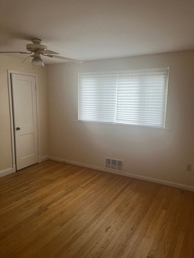 Photo - 3bed 1.5 Bathroom Townhome located 4353 Ro...