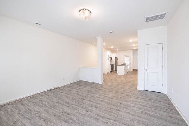 Photo - 451 Kinnerton Pl