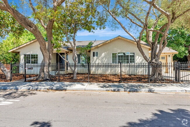 Building Photo - 1246 Hollyburne Ave Rental