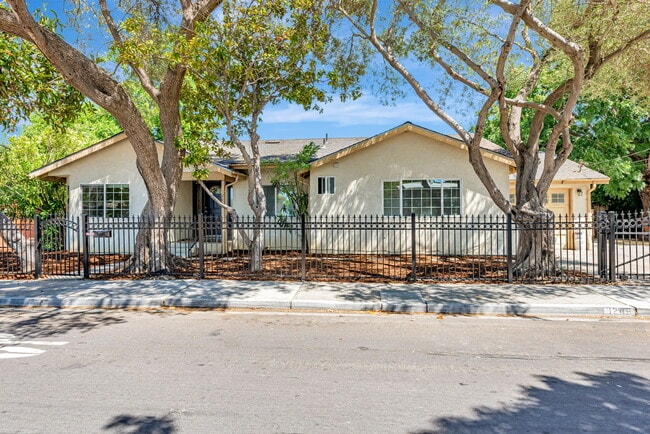 Building Photo - 1246 Hollyburne Ave Rental