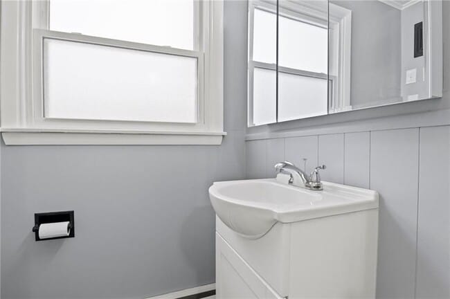 Photo - 786 Five Mile Line Rd