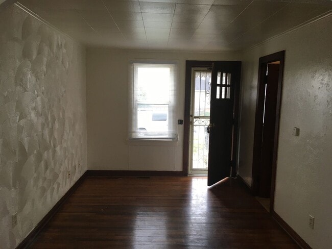 Building Photo - 1 BR Apt Near Fort Wayne Zoo