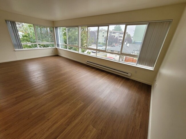 Spacious 2 bedroom with hardwood floors. W... - Spacious 2 bedroom with hardwood floors. W... Apartment Unit R-301