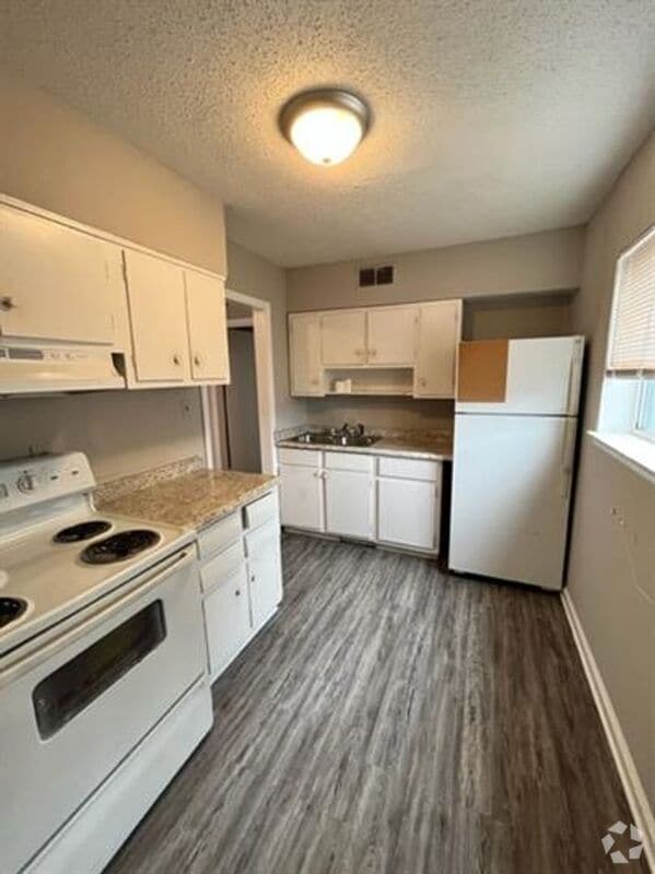 Building Photo - 150 N McLean Blvd Unit 4 Rental