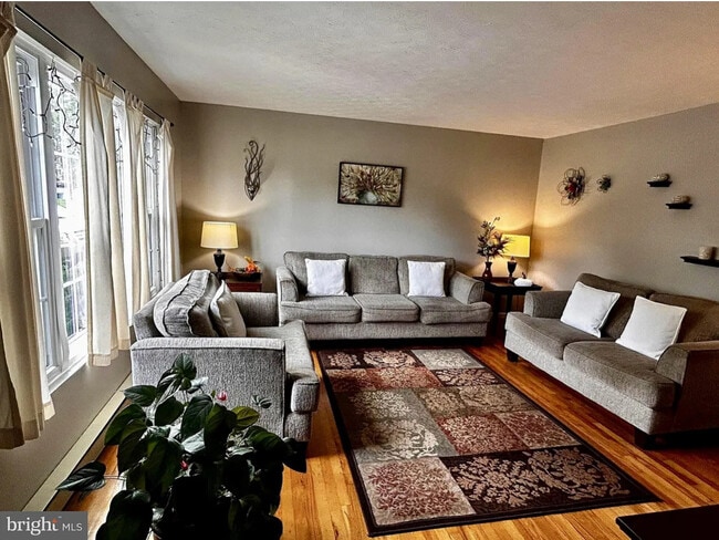 Photo - 102 Warren Cir