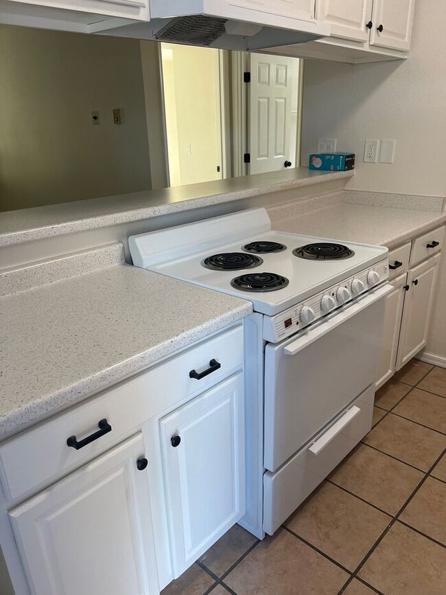 Building Photo - FREE RENT - GET ALL OF AUG AND SEPT FREE W... Rental