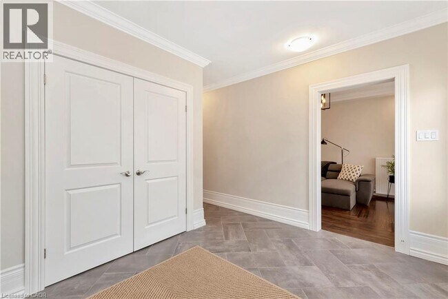 Photo - 232 Bay St N