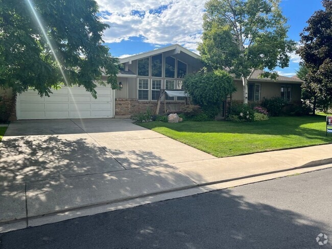 Building Photo - 2 Bedroom 1 Bathroom Basement Apartment Unit 1