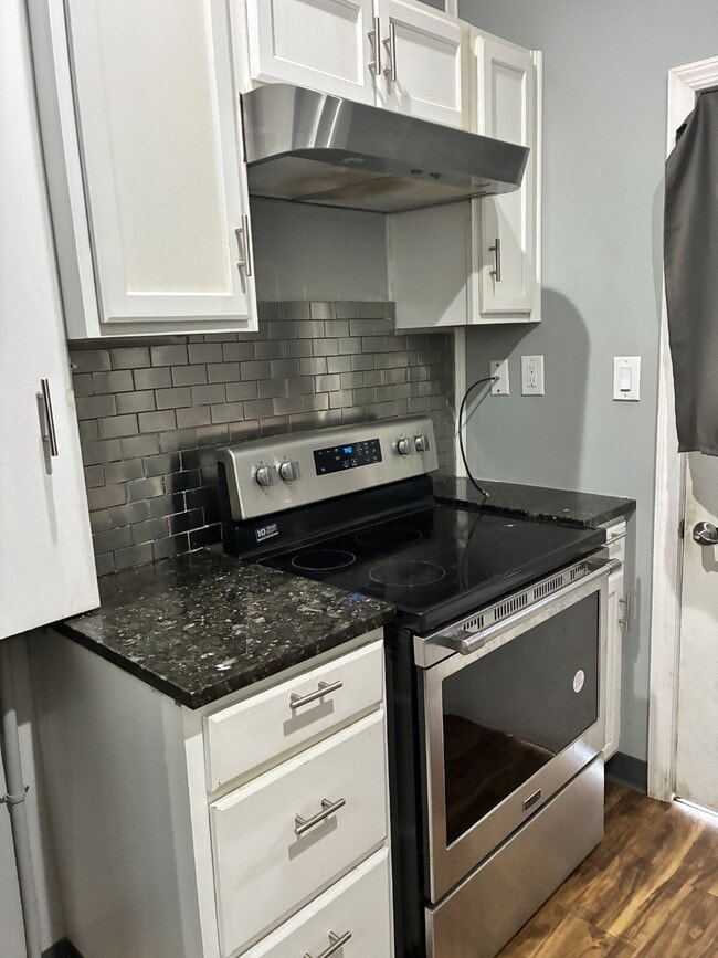 Building Photo - "Conveniently located 1-Bedroom with Full Bath in the Heart of Kingston!" Unit 10