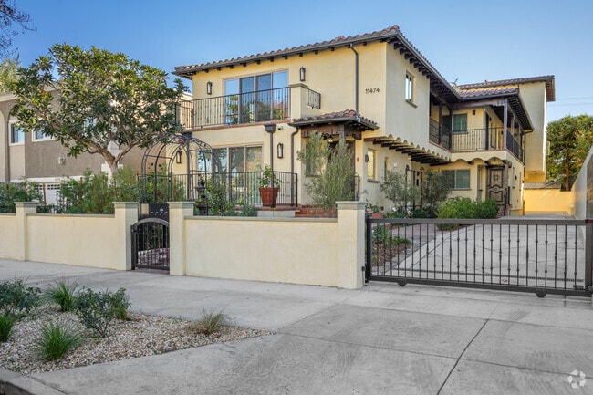 Building Photo - 11474 Moorpark St Rental