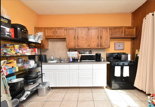Building Photo - 3077 Main St Rental