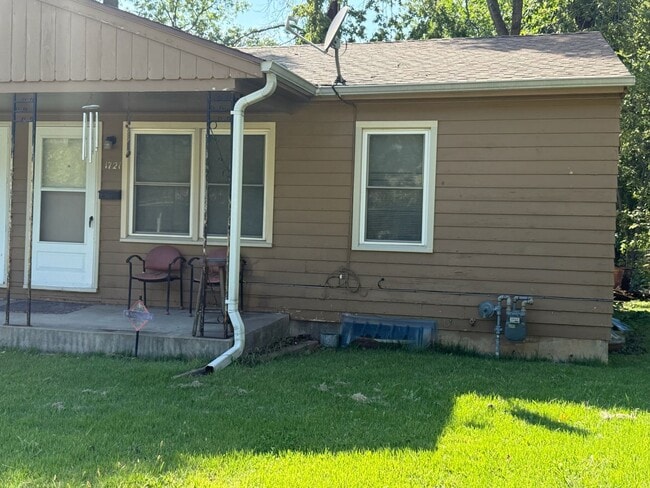 Building Photo - Centrally located 2 bed 1 bath duplex Rental