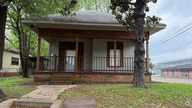 Building Photo - 3401 S Harwood St Rental